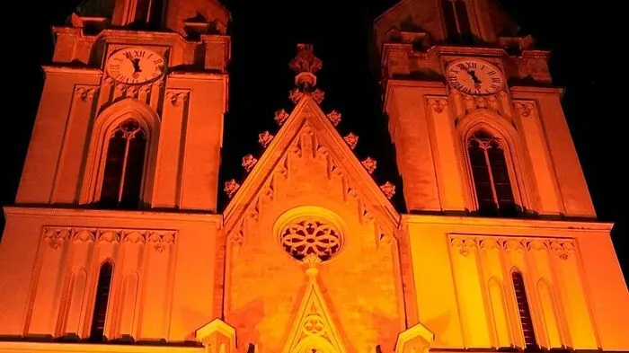 Die Fassade der Kirche von Stift Admont wird mit rotem Licht angestrahlt