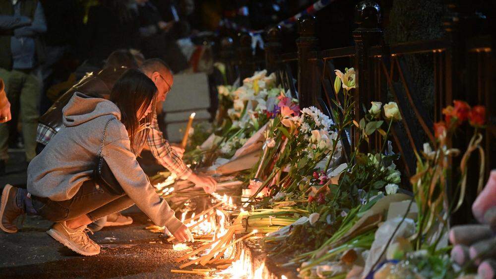 Die Trauer in Belgrad ist unbeschreiblich. Viele Menschen kamen am Abend zur Schule und gedachten der neun Todesopfer