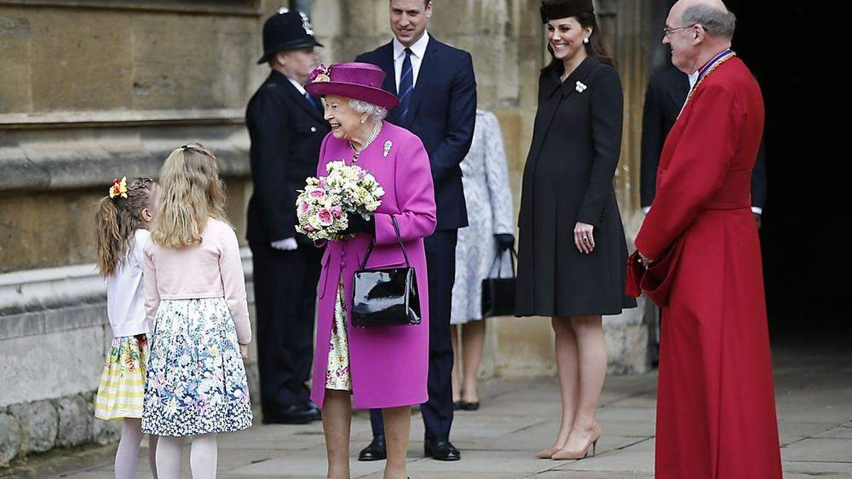 Die Queen beim Verlassen der Ostermesse - ohne ihren 96-jährigen Gatten