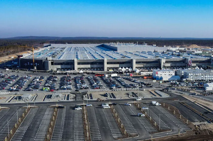 Bei Vollauslastung sollen dort bis zu 12.000 Beschäftigte tätig sein. Kunden nahmen am Dienstag die ersten 30 Autos des Model Y in Empfang.