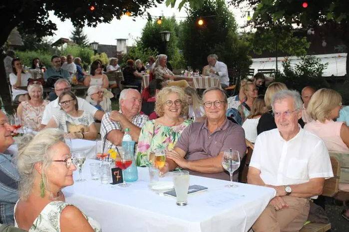 Im idyllischen Gastgarten bei mediterranen Temperaturen und kulinarischen Köstlichkeiten konnten die vielen Gäste unter dem Motto „Let Us Rock You“ ein Konzert vom Feinsten genießen. 