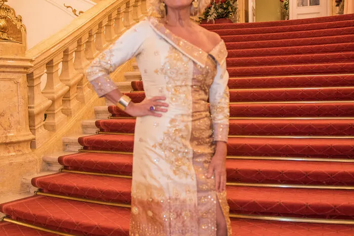 Aus indischem Sari-Stoffen fertige Art+Event diese Robe für Eva Tarjan.