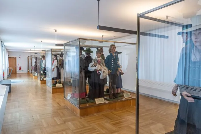 Der Trachtensaal zeigt Kleidung in der Steiermark von der Urgeschichte bis ins frühe 20. Jahrhundert.