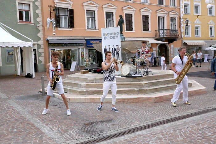 ... sowie der Auftritt der Funk-Brass-Band „Blowing Doozy“ vor dem „Schüsselbrunnbartele“-Brunnen am Hauptplatz. 
