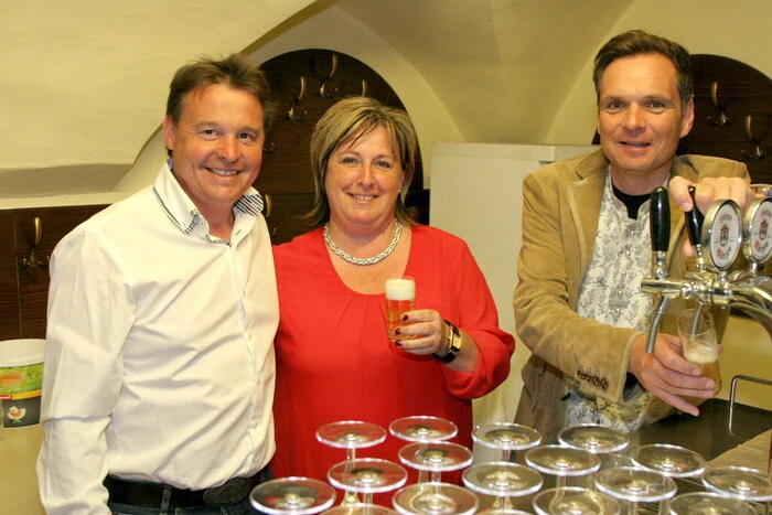 Passend dazu die Hirter Bierbegleitung durch Braumeister Raimund Linzer (links im Bild).