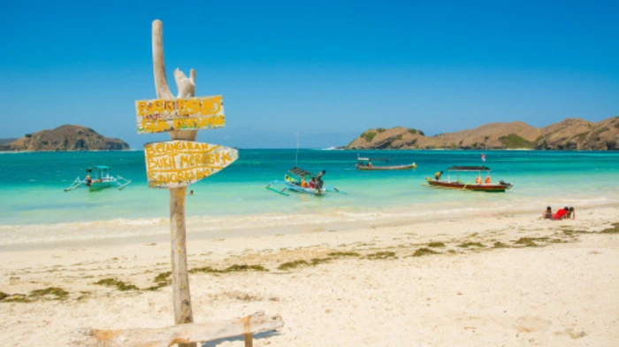 Lombok empfängt mit Meeresrauschen an Traumstränden, wie etwa dem Tanjung Aan Strand im Süden der Insel. Auf seiner rechten Seite durchbricht der Bukit Merese Hill das türkisblaue Wasser. Dort oben hat man übrigens einen guten Ausblick auf den Sonnenuntergang.
