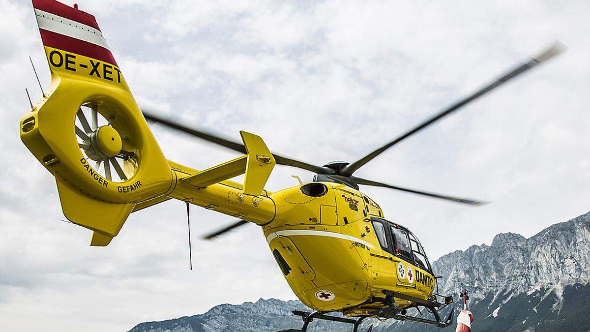 Die Frau wurde mit dem Rettungshubschrauber ins UKH geflogen (Symbolbild)