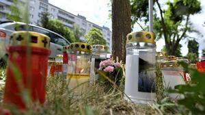 Mit Kerzen und Blumen wird am Fundort der getöteten 13-Jährigen gedacht