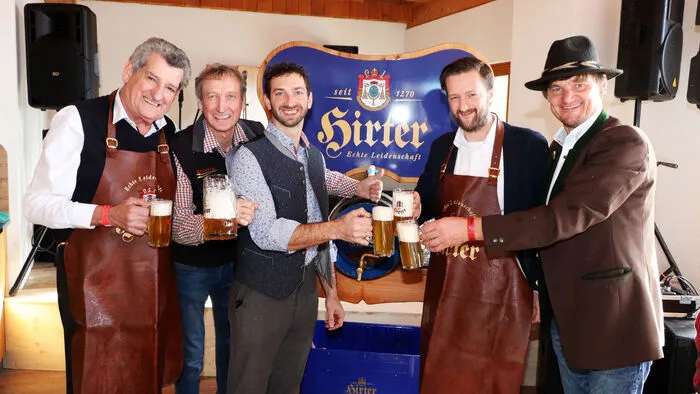 Beim Bieranstich von Links: Karl Liebetegger "Reidnwirt", "VOLTE" Stubinger, Valentin Stubinger, Vize-Bgm. Gerald Kogler und  Günter Jordan "Hirter Brauerei".