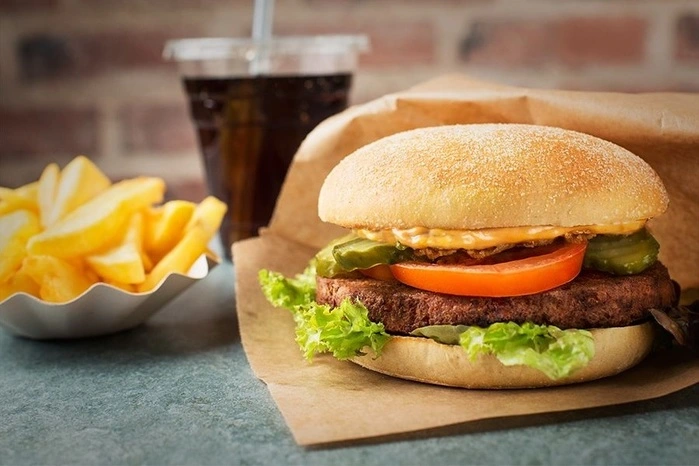 Dazu gehören vor allem vegane Burger (etwa der Soja-Cheeseburger mit Vegankäse), aber auch Salate und...