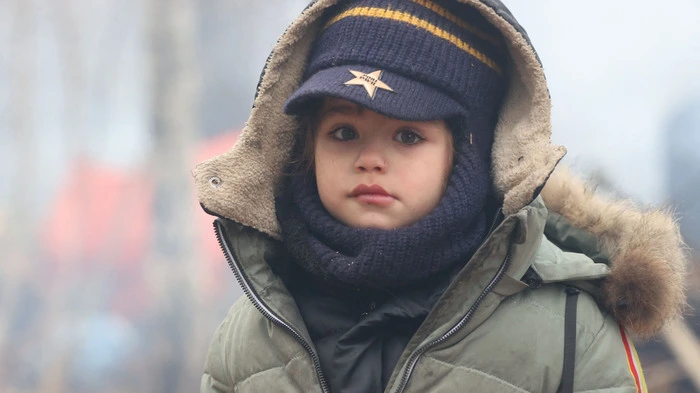 Sie sitzen vor einem spärlichen Lagerfeuer, eingepackt in dicke Winterjacken, den Blick auf den dichten Stacheldrahtzaun an der weißrussischen-polnischen Grenze gerichtet: Tausende Migranten - Männer, Frauen und Kinder - harren derzeit bei eisigen Temperaturen an der polnischen EU-Außengrenze aus und hoffen auf eine Möglichkeit zur Einreise.