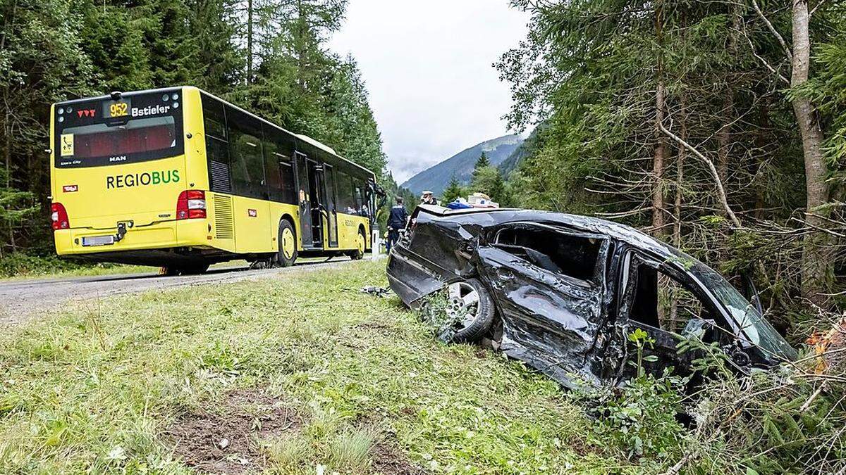 Das Auto kam schließlich an einem Baumstamm zum Stillstand