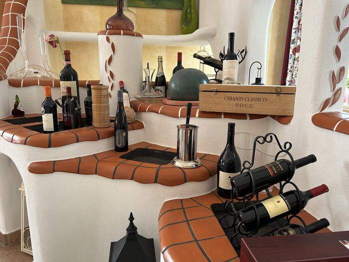 Im Jahr 2003 hat das Ehepaar eine Vinothek eröffnet und im Weinkeller seitdem eine Vielfalt an Weinen zu verkosten