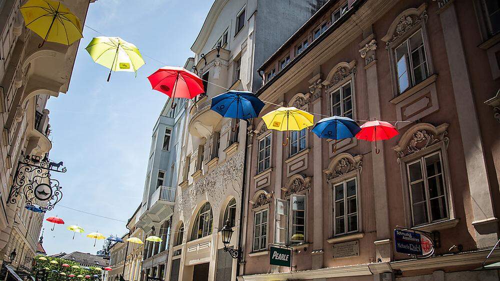 Initiativen wie die Schirme der Interessensgemeinschaft Fußgängerzone soll es in Zukunft öfter geben.