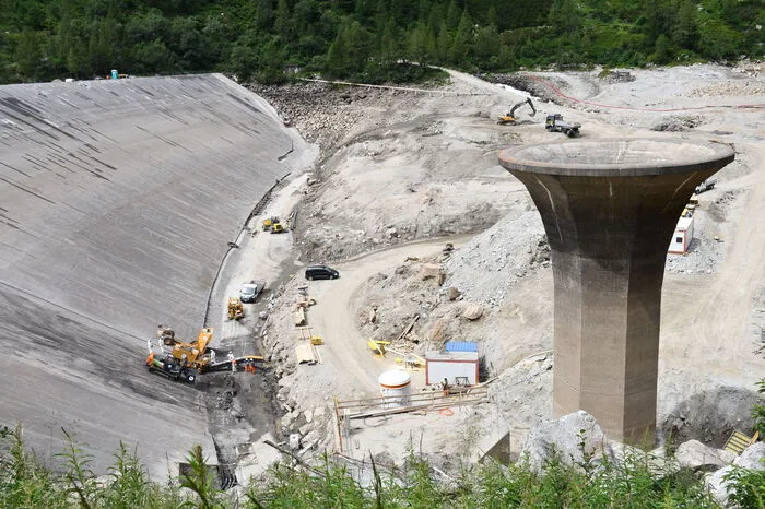 Die Hochwasserentlastungstrompete (rechts) leitet das Wasser aus dem Wurtenspeicher im Bedarfsfall kontrolliert ab.