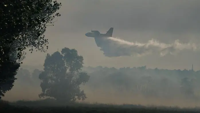 Einer der zehn Waldbrände am Freitag. Zwischen Ninski Stanovi und Zerava in der Gespanschaft Zadar kämpften zahlreiche Feuerwehrkräfte gegen die Flammen.