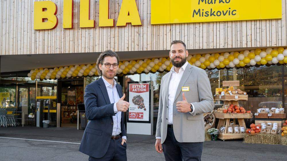 Billa-Vorstand Brian Beck mit dem ersten Billa-Kaufmann Marko Miskovic 