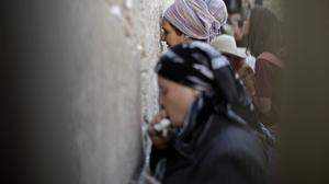 Zwei Frauen beten am Vorabend von Jom Kippur an der Westmauer des Tempels von Jerusalem, der heiligsten Stätte des Judentums 