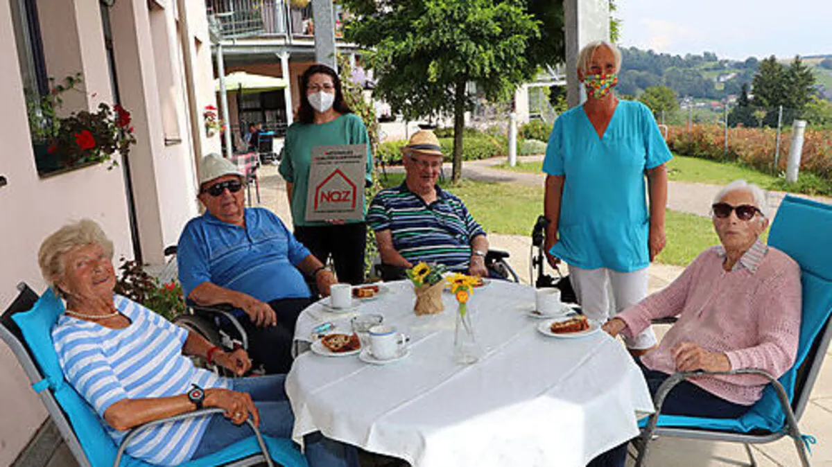 Pflegedienstleitung Ailin Charinceva (links hinten) mit Mitarbeiterin Andrea Semmelrock (rechts hinten) und Bewohnern vom "Haus Abendruh" 