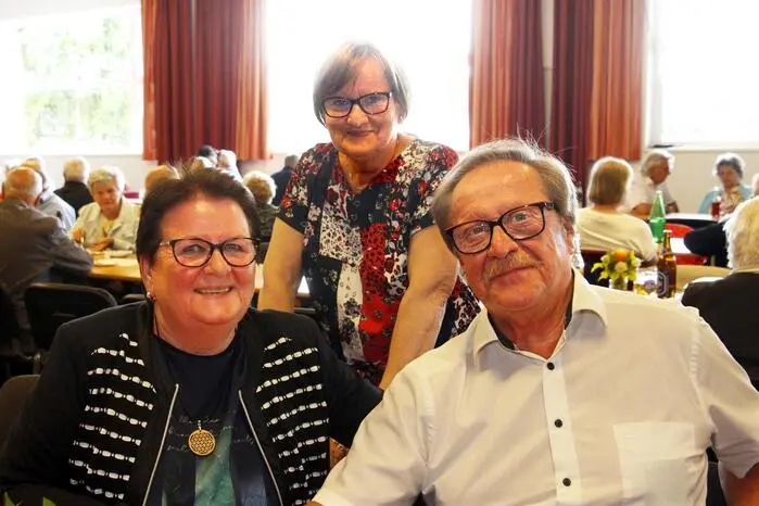 Beim großen Frühlingsfest des Seniorenbundes Großsteinbach – bekannt für seine aktive Vereinsarbeit – begrüßte Obfrau Dorli Groß prominente Gesichter wie Bürgermeister Manfred Voit oder Seniorenbund-Bezirksobmann Heinrich Novak.
