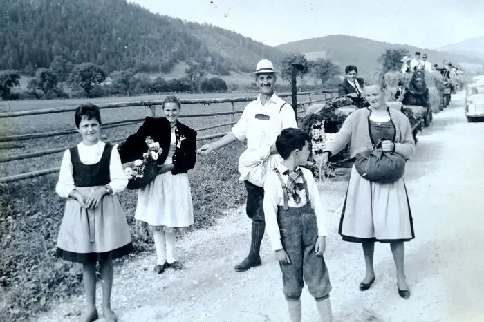 Übrigens: Auch der Fotograf dieser KLZ-Bilderserie nahm im Jahre 1962 am Erntedankumzug in Wieting teil (vorne rechts).