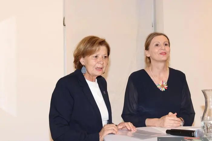 Stadträtin Stefanie Galler und Kunsthausleiterin Ulrike Janach begrüßten die zahlreichen Gäste.