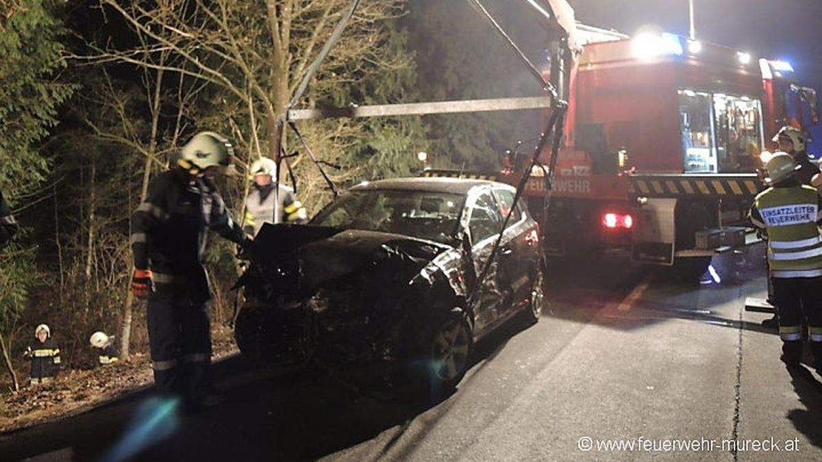 17 Mann waren im Einsatz, um das Fahrzeug zu bergen