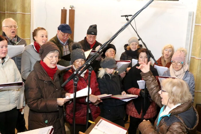 Für die musikalische Umrahmung sorgten der örtliche Kirchenchor unter der Leitung von Erika Unterrainer (rechts), ... 