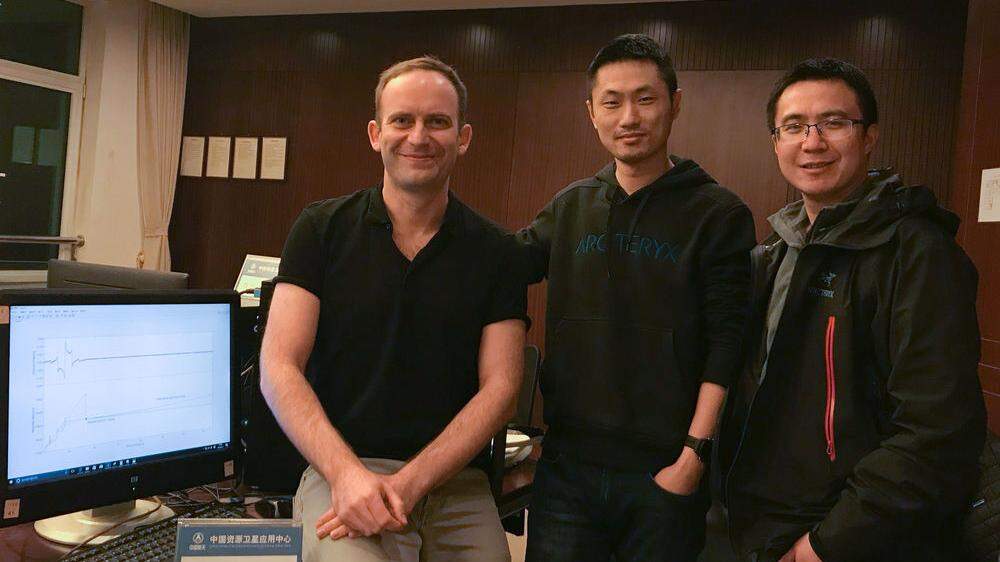 Finale in China: Andreas Pollinger mit Bingjun Cheng und Bin Zhou vom „National Space Science Center“ in China