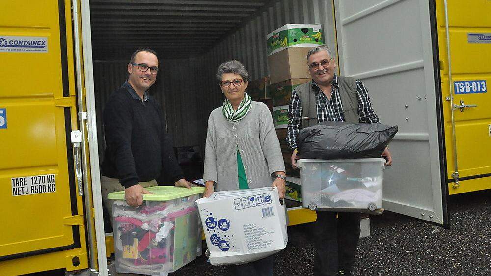 Von links: Herfried Urbani mit Mutter Evelyn (Ansprechperson für die Container-Vermietung vor Ort) und Gerhard Hermann beim Einräumen der Hilfsgüter für Bedürftige