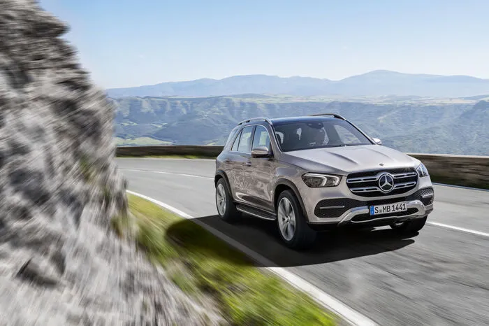 Als erster Benziner steht der mit 48-Volt-Technologie bestückte GLE 450 4Matic bei der Markteinführung zur Verfügung. Seine Leistungsdaten: 367 PS und 500 Newtonmeter Drehmoment. Kurzfristig sind weitere 250 Newtonmeter sowie 22 PS Stromboost abrufbar.