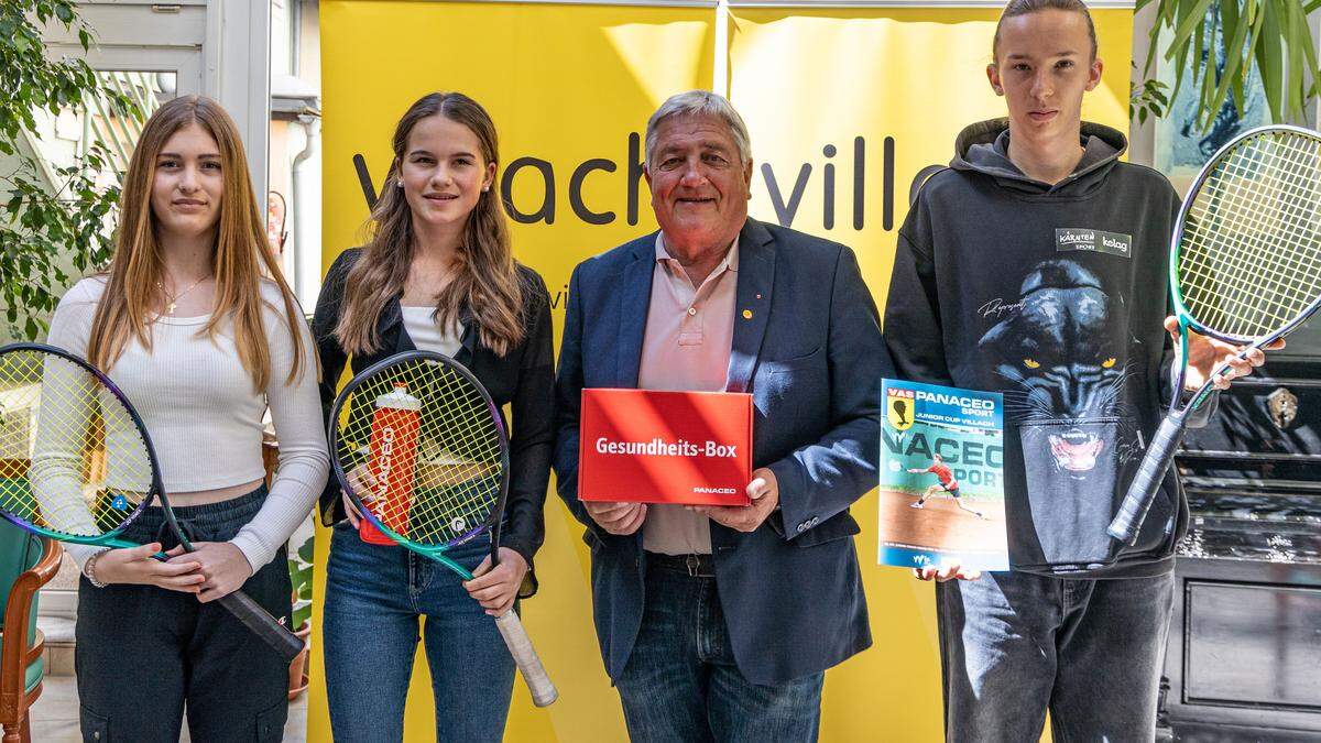 VAS-Obmann Gerhard Kofler flankiert von Stella Horacek (links), Tea Nedic und Max Kohler	