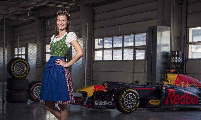 Carina Hilweg aus Gleisdorf heizt dem Team Renault um Nico Hülkenberg ein