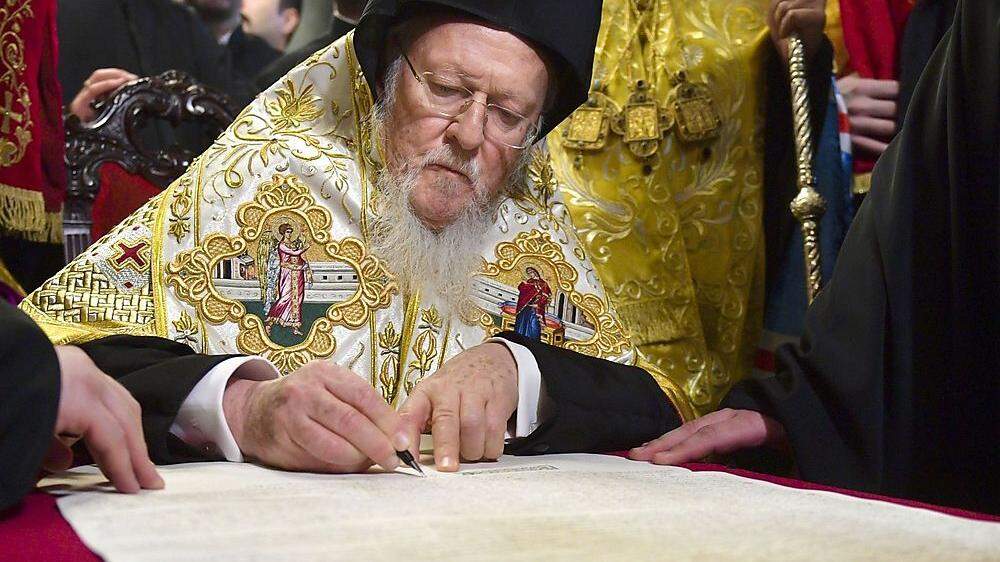 Patriarch Bartholomaios von Konstantinopel bei der Unterschrift
