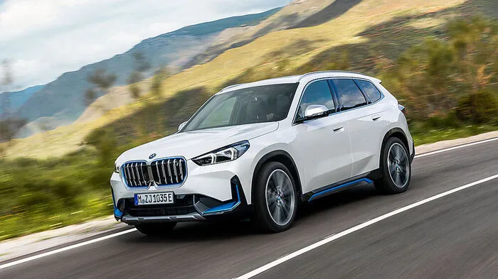 Grundsätzlich ist die dritte Generation des BMW X1 in jeder Hinsicht gewachsen: Mit Maßen von 4,5 Metern in der Länge (Breite 1,85 m, Höhe 1,63 m) überragt er seinen Vorgänger deutlich.