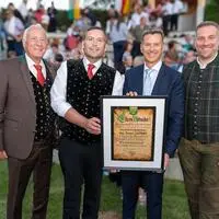 Von links: Arriachs erster Vizebürgermeister Siegwald Platzner, Bürgermeister Gerald Ebner (beide FPÖ), Landshauptmann Daniel Fellner und zweiter Vizebürgermeister Roland Unterköfler (beide SPÖ) bei der Verleihung in der Holzarena