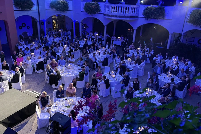 Gepaart war dieser einzigartige Galaabend im Schlossinnenhof...