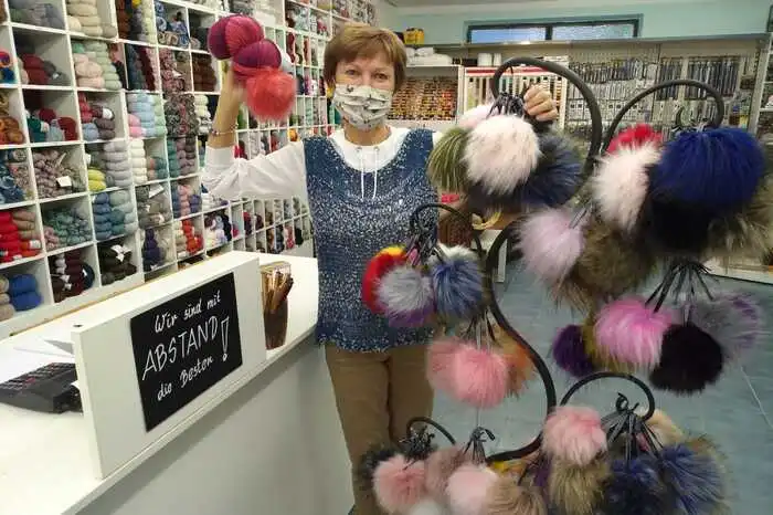 Kreative brauchen auch im Lockdown nicht aufs Stricken zu verzichten – sei es als abendliche Beruhigung oder um ein persönliches Weihnachtsgeschenk herzustellen. Die dafür notwendige Wolle kann bei Helga Wohlgemuth in Maria Saal bestellt werden. Anfragen werden unter (04223) 22 26 Montag bis Freitag von 8 bis 12 Uhr entgegengenommen.