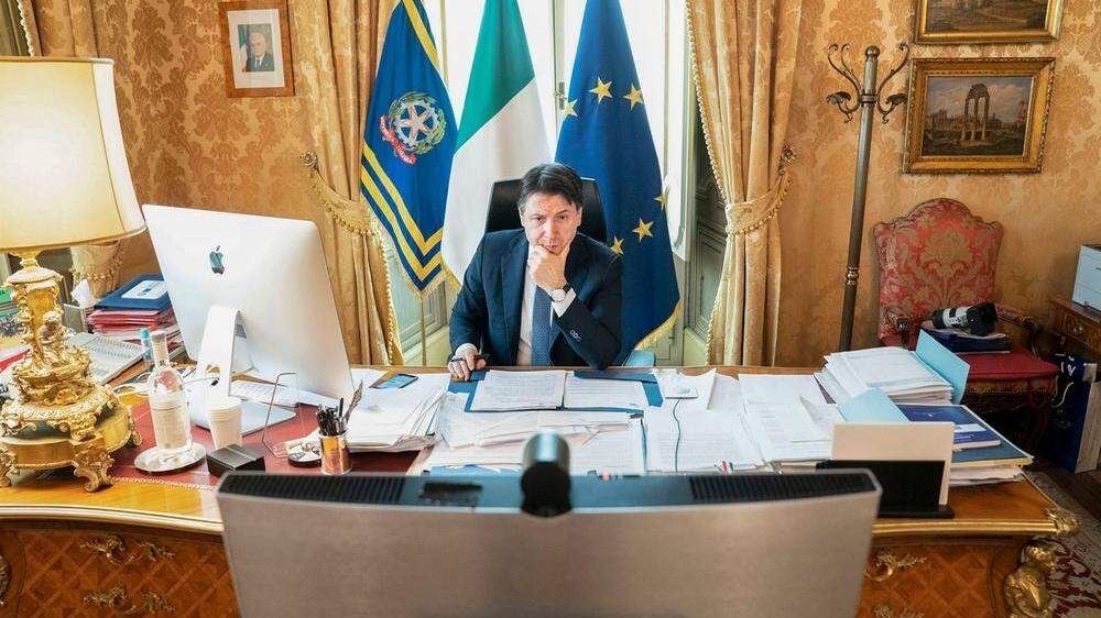 Ministerpräsident Giuseppe Conte in seinem Büro im Palazzo Chigi in Rom.