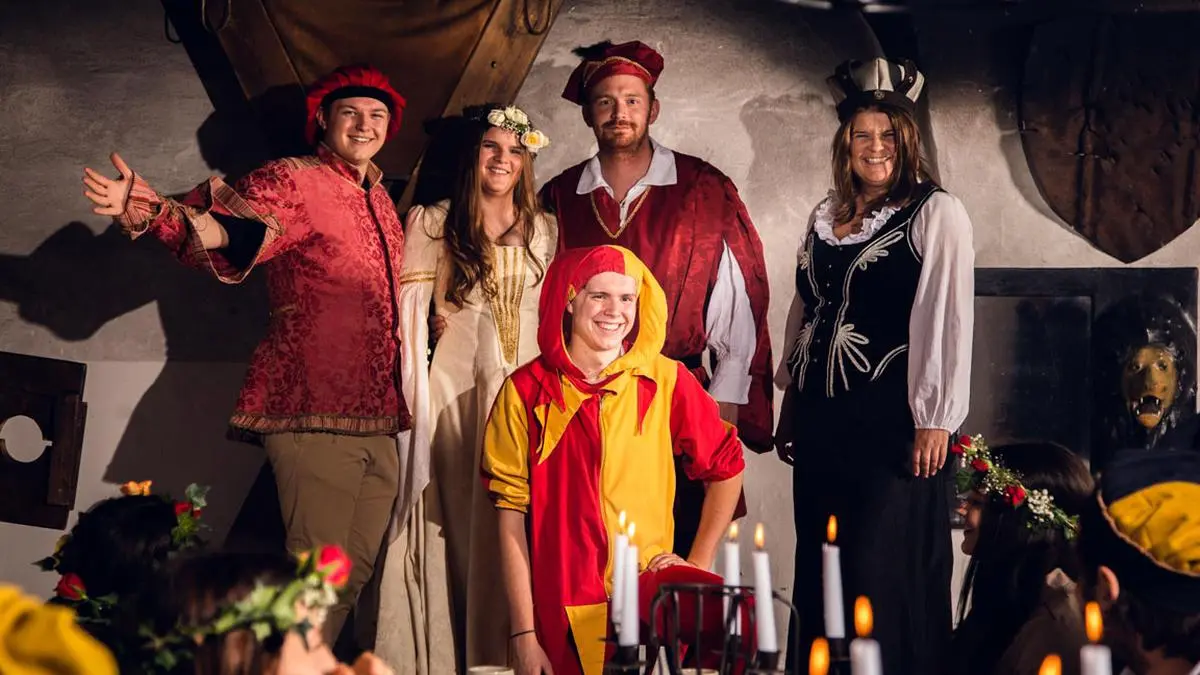Burgherrin, Hofnarr und andere lustige Gesellen führen durch das Spektakeldinner im Friesacher Fürstenhof