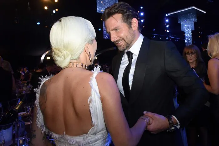 "Wenn man es nicht besser wüsste, hätte man nicht geglaubt, dass Irina mit Bradley an der Party war. Sie schienen überhaupt nicht zu interagieren", heisst es weiter. Der Schauspieler soll mehr Zeit mit Gaga als mit Irina verbracht haben.