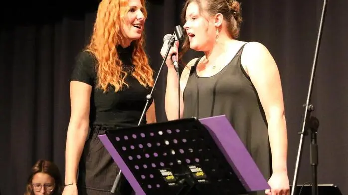 Was für ein Abend! Beim 18. Schulkonzert „Stars der Zukunft“ verwandelten die Schüler des Modern Music College (MMC) St. Veit den „Fuchspalast“ in eine große Konzertbühne. Zum 20-Jahr-Jubiläum des MMC zeigten die jungen Musiker eindrucksvoll, was sie in den vergangenen Monaten einstudiert hatten. Von modernen Hits bis zu bekannten Rockklassikern reichte das abwechslungsreiche Programm. Ob Gitarre, Schlagzeug, Keyboard oder Gesang – auf der Bühne war jede Menge Talent zu sehen und vor allem zu hören. 