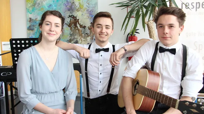 Die Handelsakademie Lienz hat heute, Freitag, ihr 50-Jahr-Jubiläum. Es war ein Blick in die Geschichte und die Zukunft. Die HAK-Schulband mit Lea Bachlechner, Emanuel Stabentheiner und Tobias Walder umrahmte gemeinsam mit dem HAK-Lehrerchor den Nachmittag.