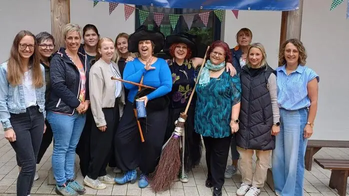 Kindergärtnerinnen, Kiwanis-Präsidentin Angelika Brandner und das Theaterteam beim Besuch im Kindergarten Millstatt