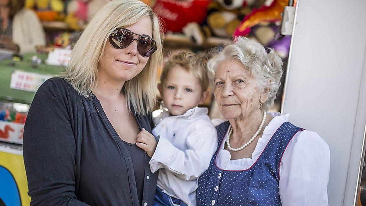 Natalie Sprachmann mit Oma Katharina Malle und Sohn Joel