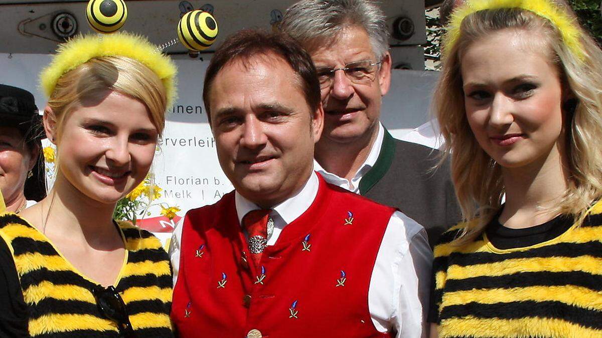 Bürgermeister Siegfried Ronacher mit kessen Bienchen beim Honigfest