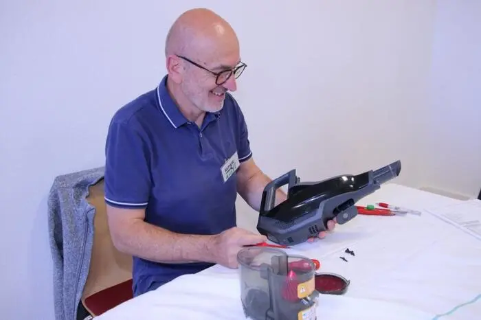 Zum Abschluss werden die freiwilligen Mitarbeiter jedes Mal zu einem Imbiss geladen. Meist gibt es Würstl, diesmal war es eine Pizza. Gleichzeitig fand übrigens auch ein Flohmarkt des Caritas-Kleiderladens statt.