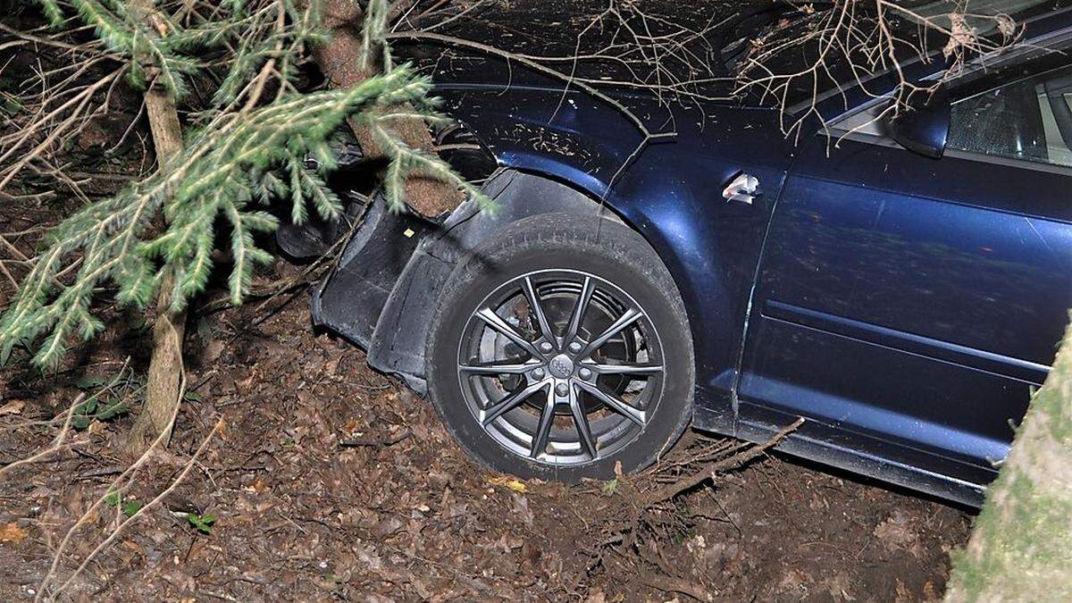 Der Lenker des Autos wurde verletzt in ein Krankenhaus gebracht