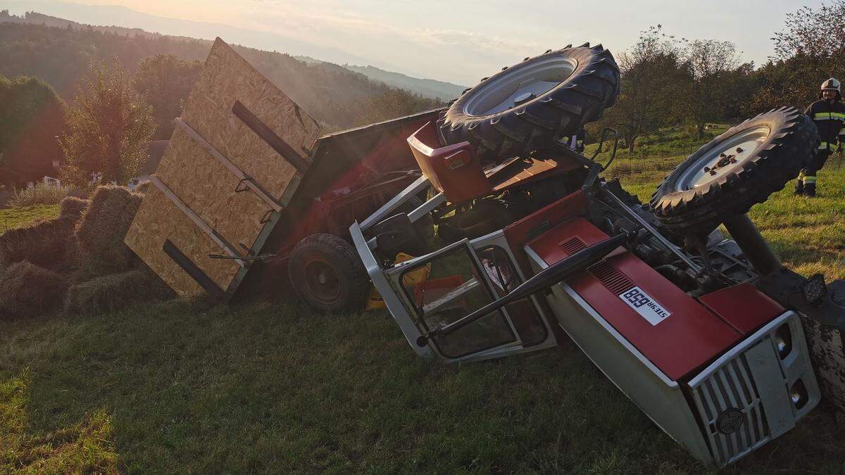 Anhänger und Zugmaschine kippten seitlich um