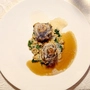 Wildfang-Seeteufel mit Gänseleber, Fregola Sarda, Spinat und Champignons.